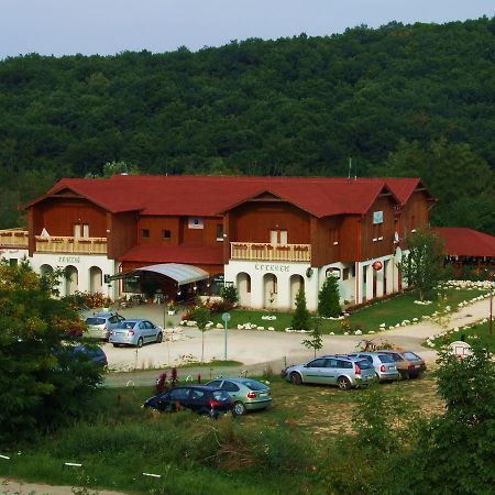 Pollushof Panzio Es Etterem Bed & Breakfast Csolnok Exterior photo